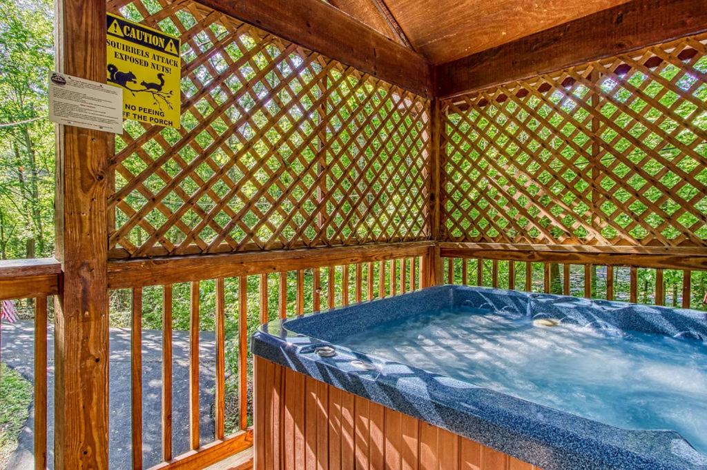 American Spirit, Free Tickets, Hot Tub, WIFI, Cozy Cabin Retreat in the Smokies Comfort & Fun!