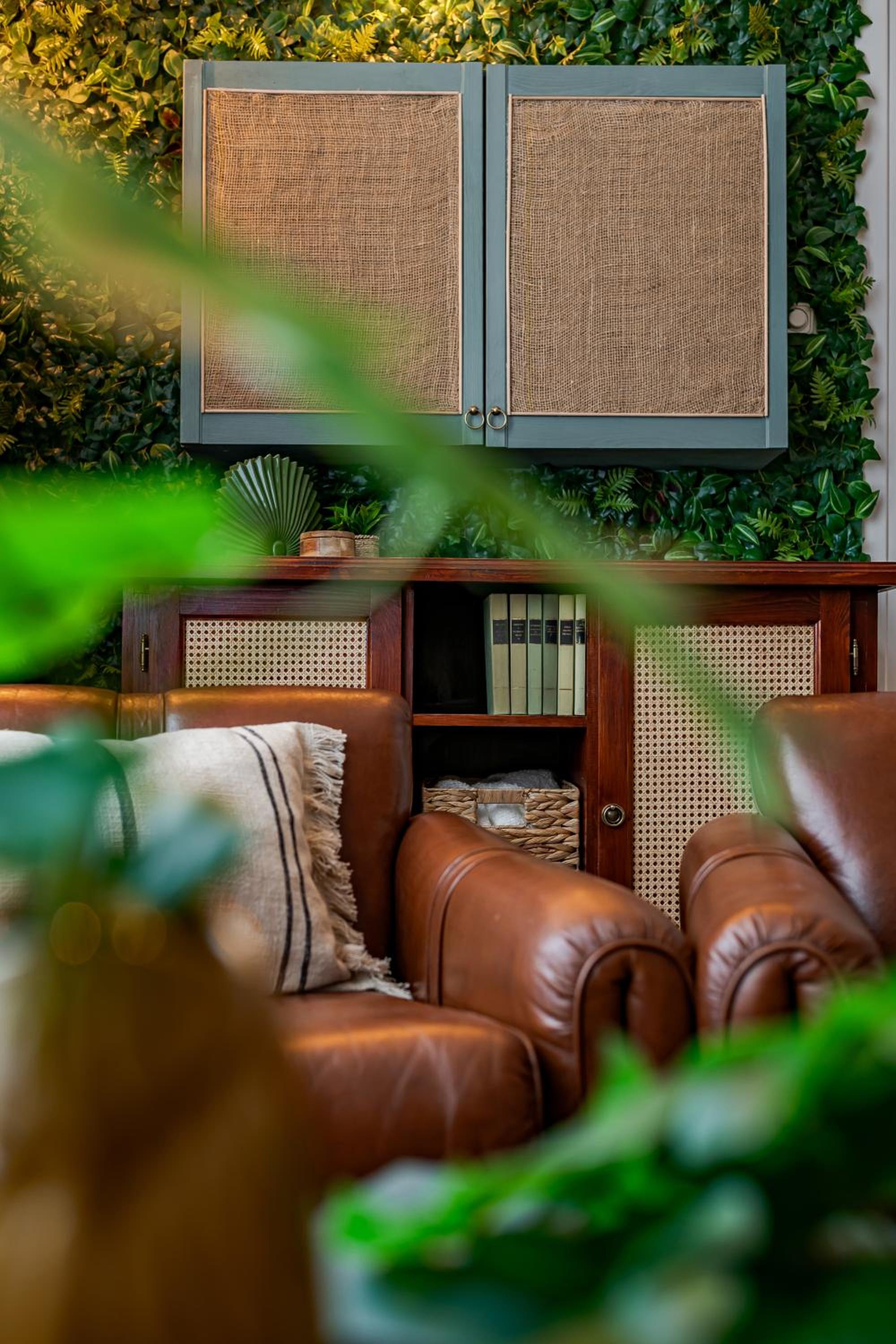 Jungle Aesthetics Downtown Apartman Aircon and Garage Parking Budapest view 5