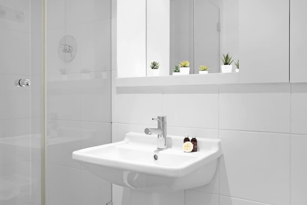 Spacious 2-bed Apartment Short Term Rental & Flexible Renting Canary Wharf!