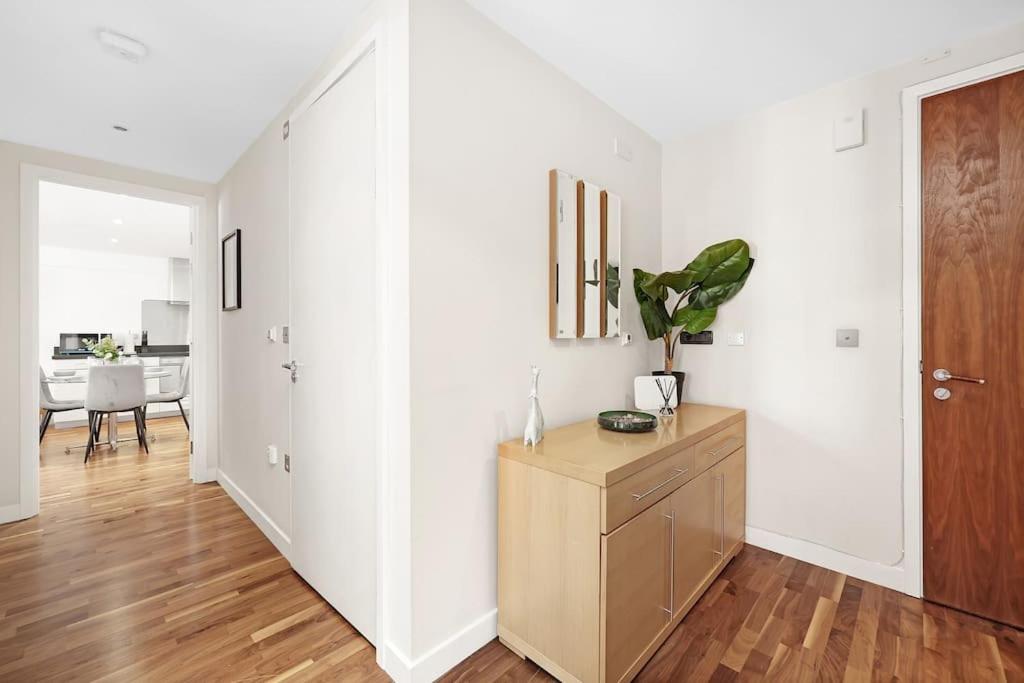 Spacious 2-bed Apartment Short Term Rental & Flexible Renting Canary Wharf!