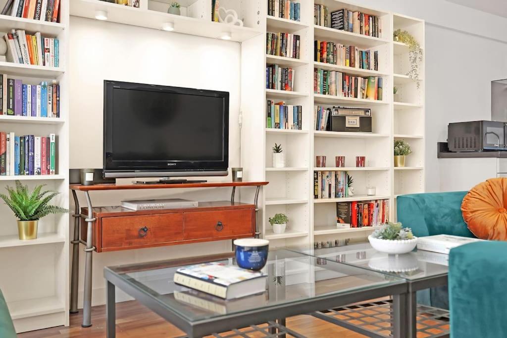 Spacious 2-bed Apartment Short Term Rental & Flexible Renting Canary Wharf!