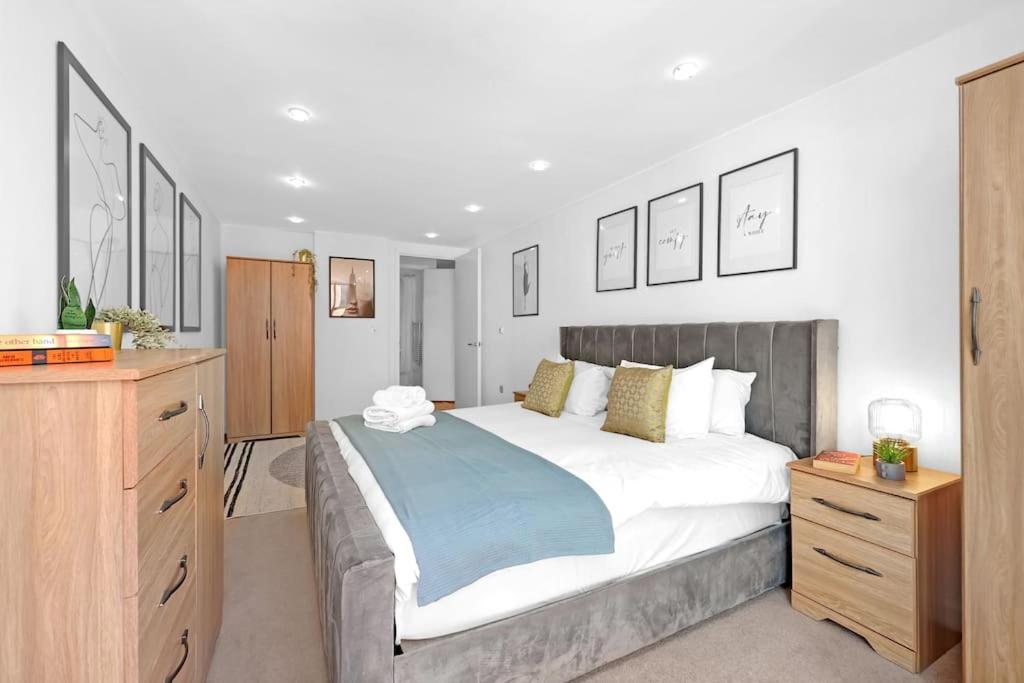 Spacious 2-bed Apartment Short Term Rental & Flexible Renting Canary Wharf!