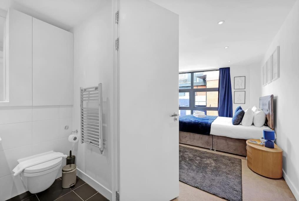 Spacious 2-bed Apartment Short Term Rental & Flexible Renting Canary Wharf!