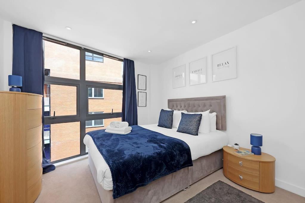 Spacious 2-bed Apartment Short Term Rental & Flexible Renting Canary Wharf!