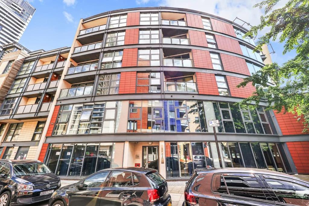Spacious 2-bed Apartment Short Term Rental & Flexible Renting Canary Wharf!