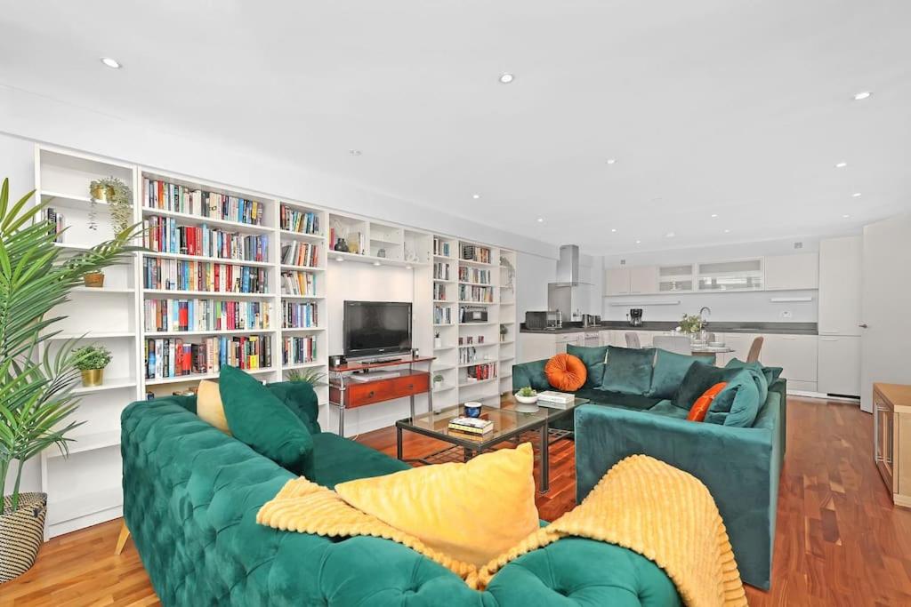 Spacious 2-bed Apartment Short Term Rental & Flexible Renting Canary Wharf!