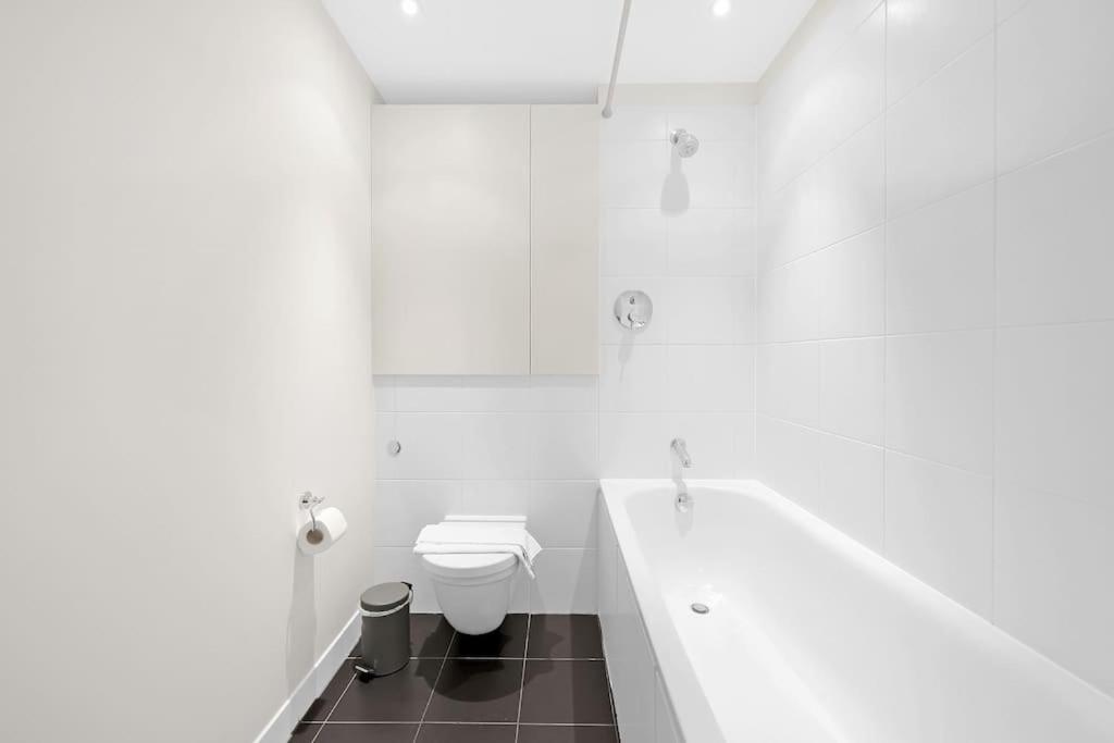 Spacious 2-bed Apartment Short Term Rental & Flexible Renting Canary Wharf!