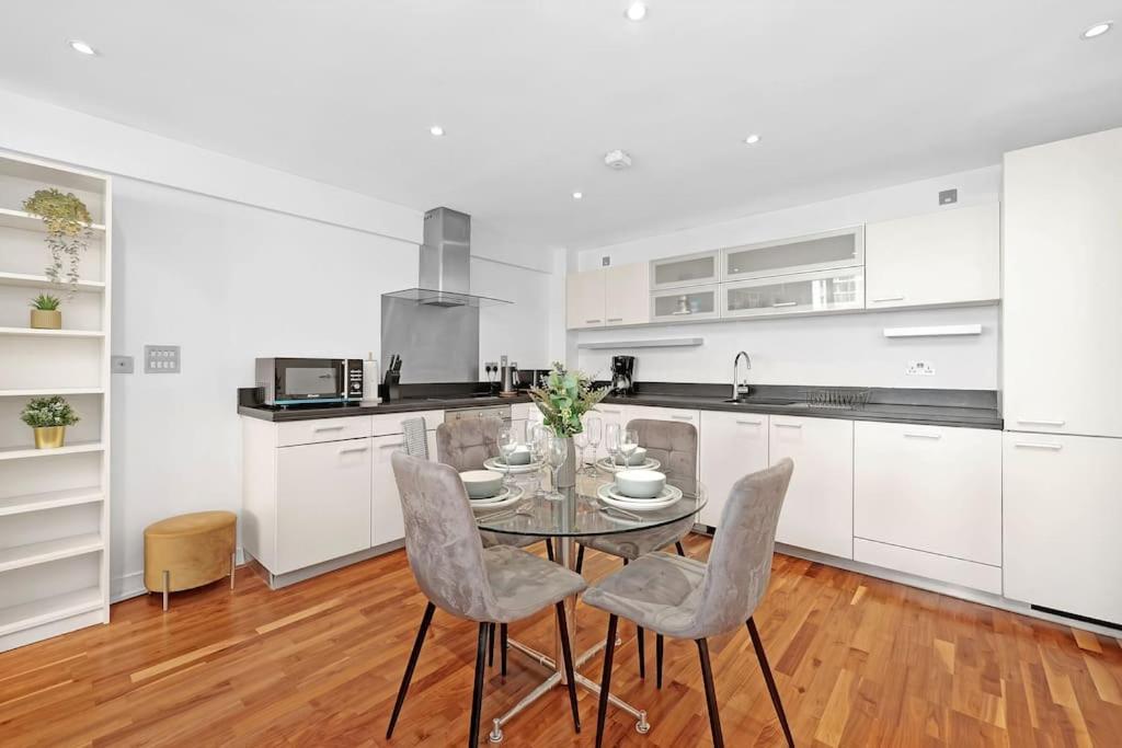 Spacious 2-bed Apartment Short Term Rental & Flexible Renting Canary Wharf!