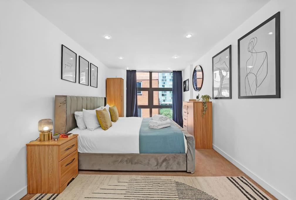 Spacious 2-bed Apartment Short Term Rental & Flexible Renting Canary Wharf!