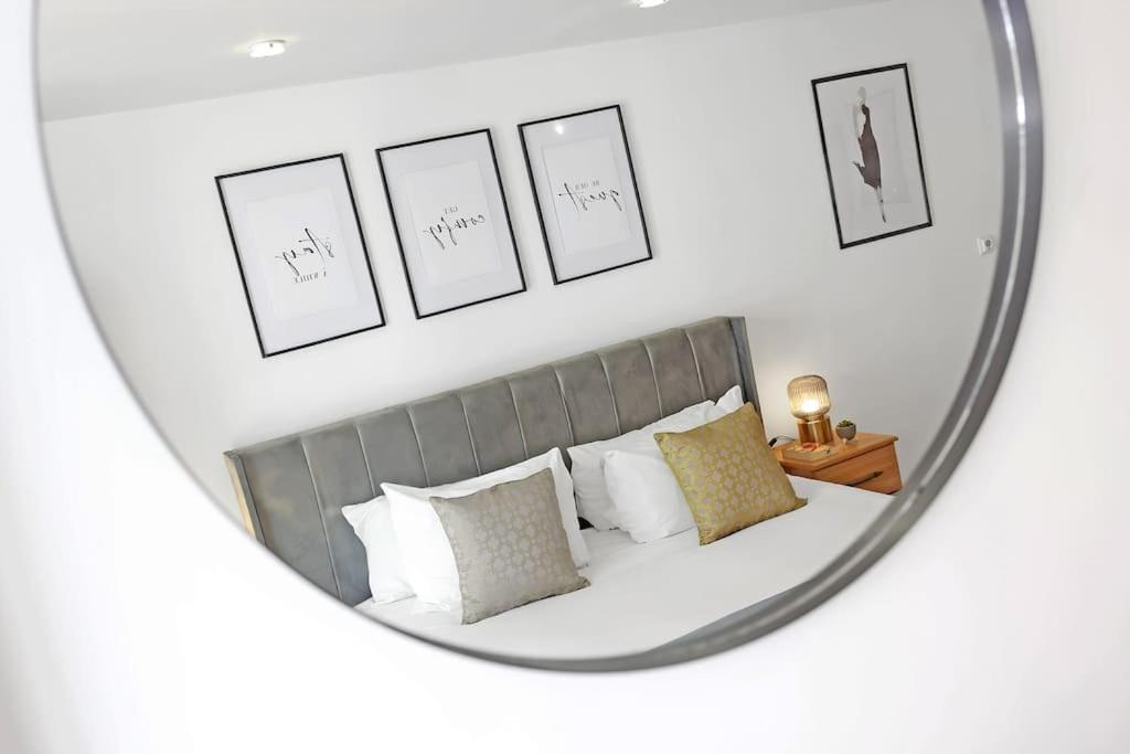 Spacious 2-bed Apartment Short Term Rental & Flexible Renting Canary Wharf!