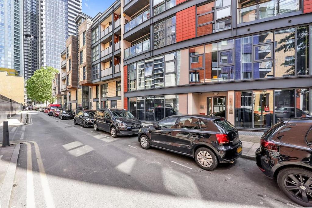 Spacious 2-bed Apartment Short Term Rental & Flexible Renting Canary Wharf!