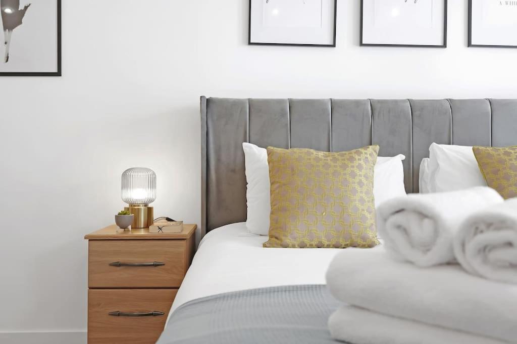 Spacious 2-bed Apartment Short Term Rental & Flexible Renting Canary Wharf!