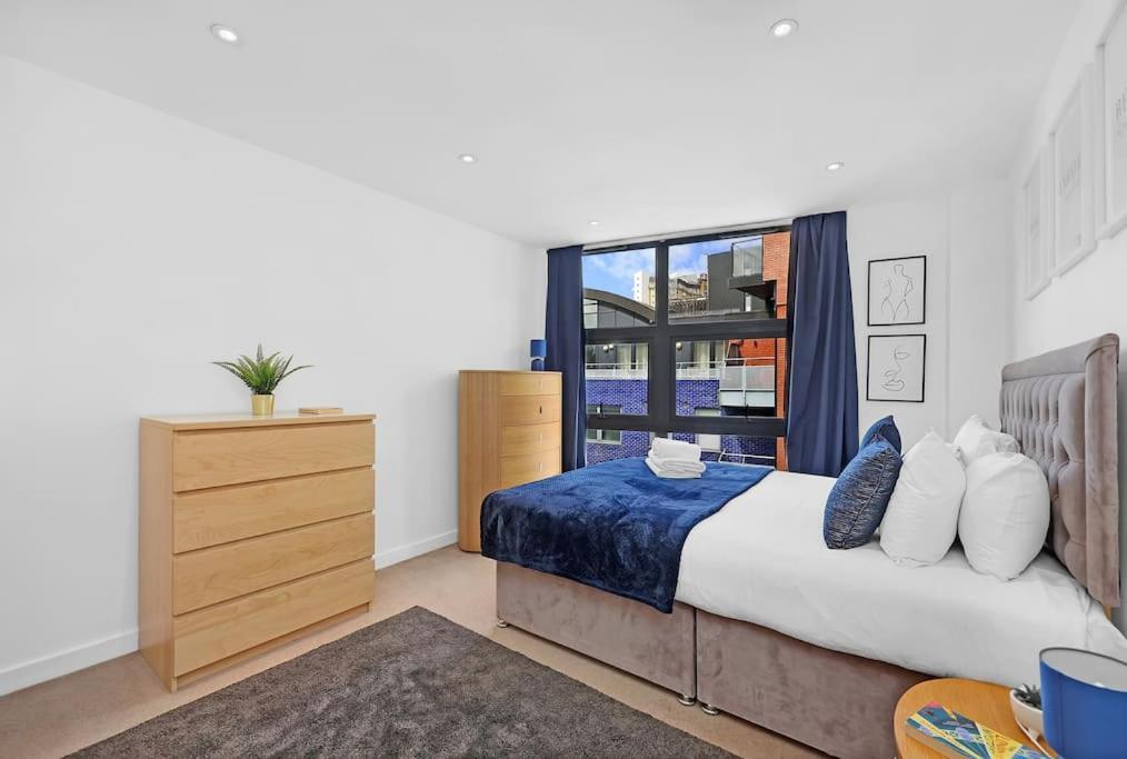 Spacious 2-bed Apartment Short Term Rental & Flexible Renting Canary Wharf!
