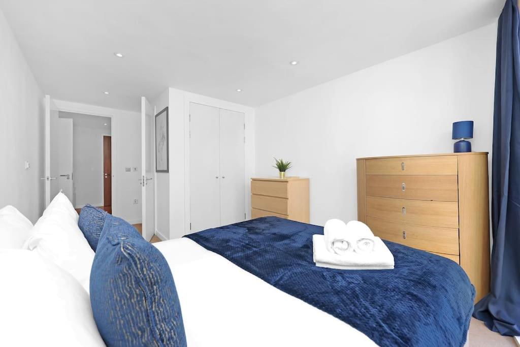 Spacious 2-bed Apartment Short Term Rental & Flexible Renting Canary Wharf!