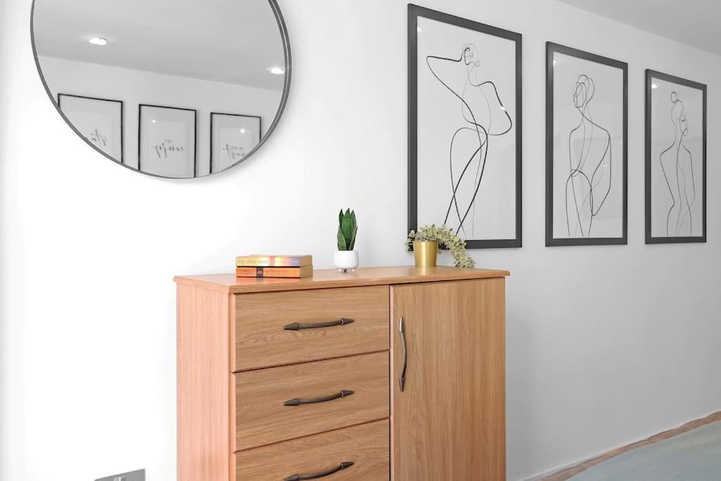 Spacious 2-bed Apartment Short Term Rental & Flexible Renting Canary Wharf!