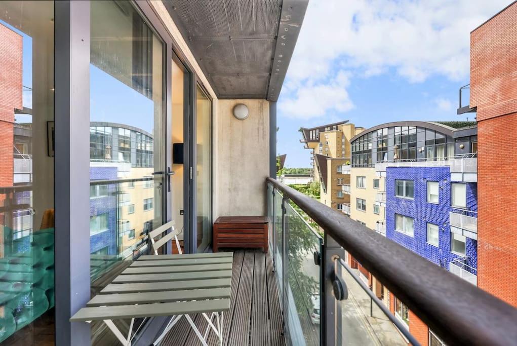 Spacious 2-bed Apartment Short Term Rental & Flexible Renting Canary Wharf!