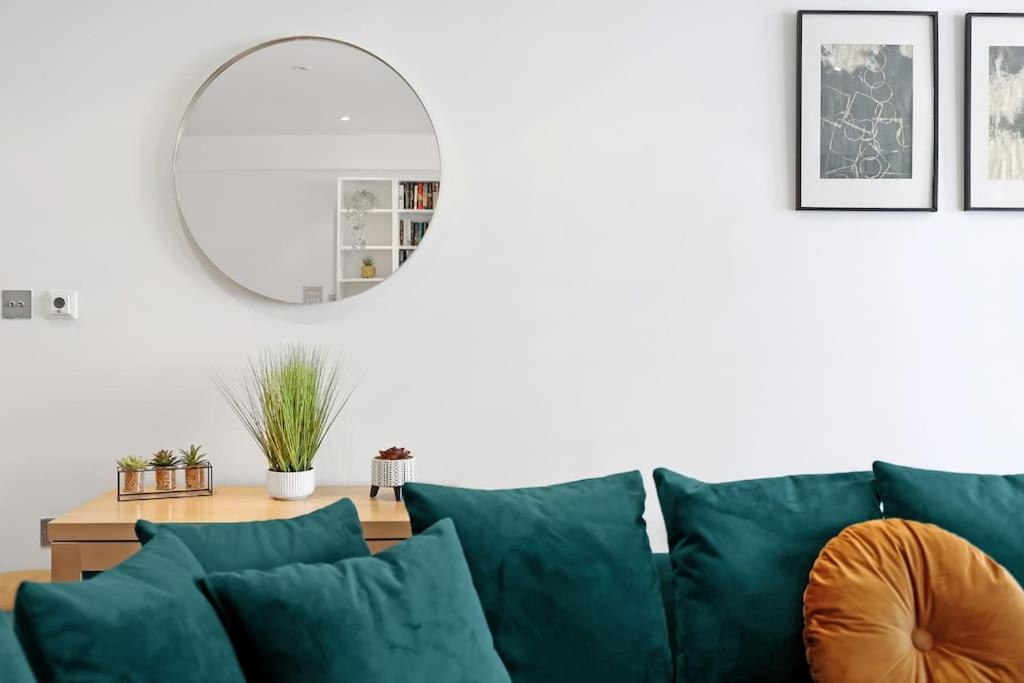 Spacious 2-bed Apartment Short Term Rental & Flexible Renting Canary Wharf!