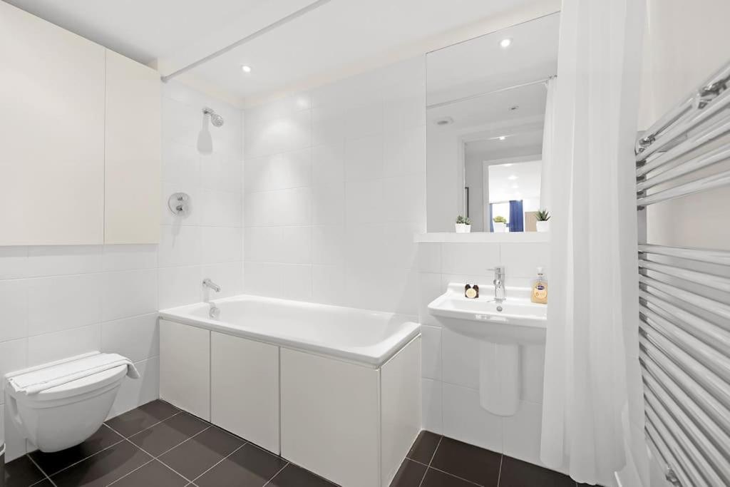 Spacious 2-bed Apartment Short Term Rental & Flexible Renting Canary Wharf!
