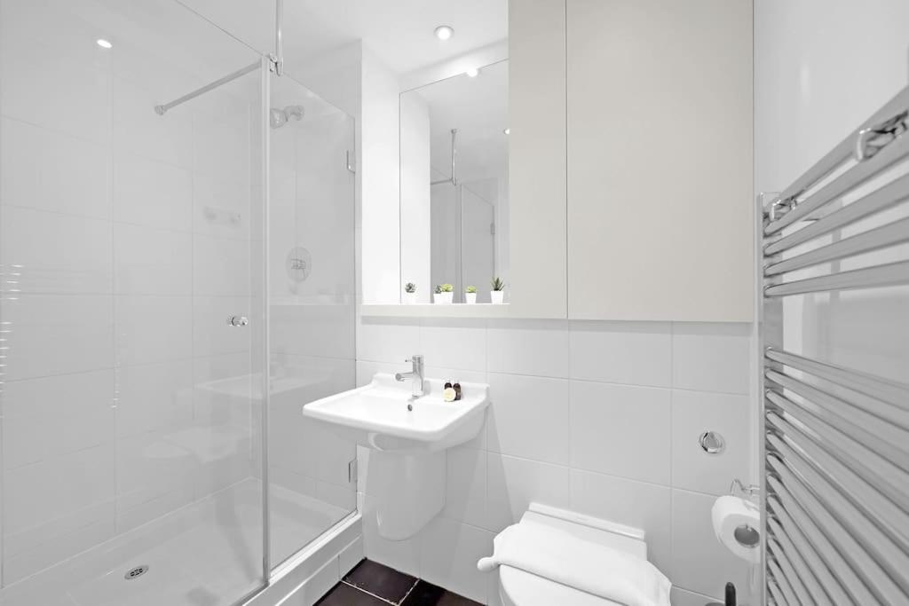 Spacious 2-bed Apartment Short Term Rental & Flexible Renting Canary Wharf!