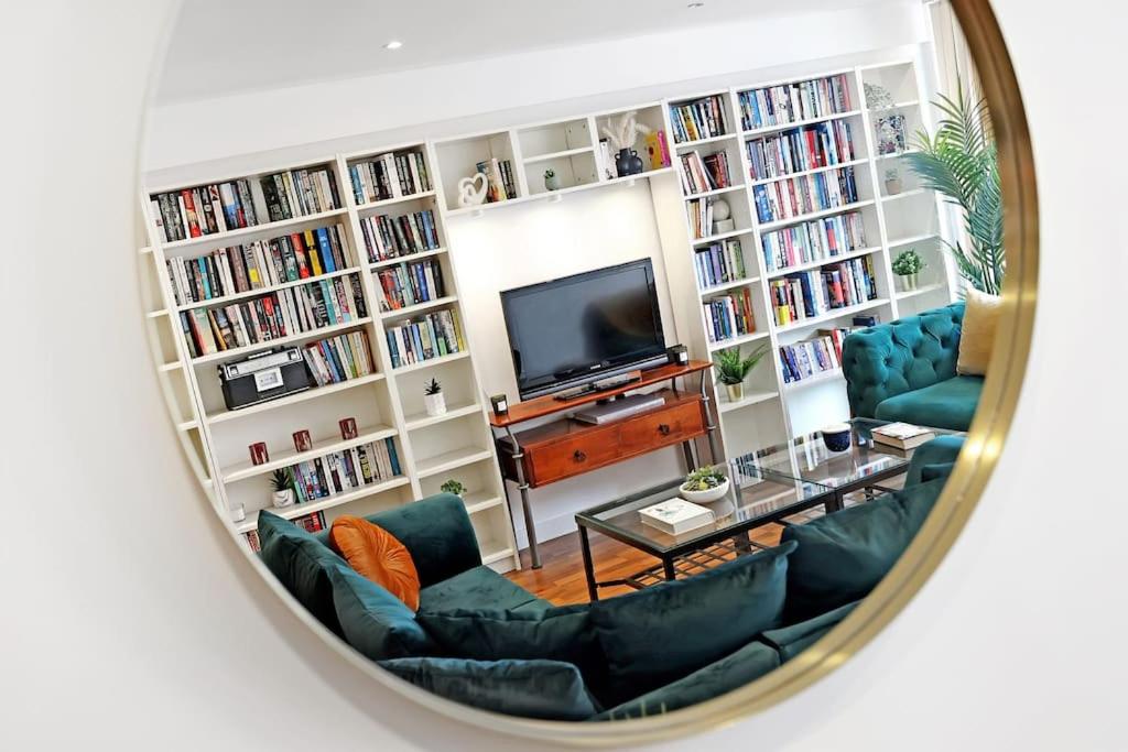 Spacious 2-bed Apartment Short Term Rental & Flexible Renting Canary Wharf!