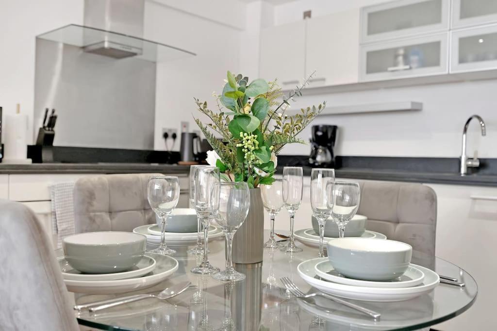 Spacious 2-bed Apartment Short Term Rental & Flexible Renting Canary Wharf!