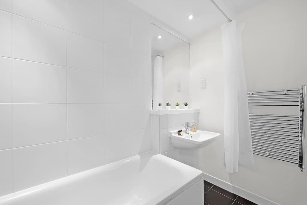 Spacious 2-bed Apartment Short Term Rental & Flexible Renting Canary Wharf!
