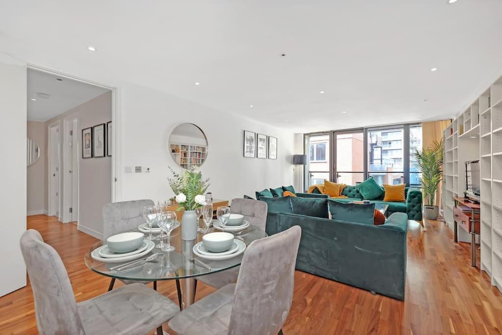Spacious 2-bed Apartment Short Term Rental & Flexible Renting Canary Wharf!