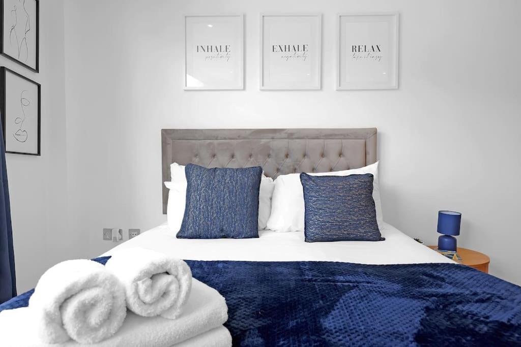 Spacious 2-bed Apartment Short Term Rental & Flexible Renting Canary Wharf!