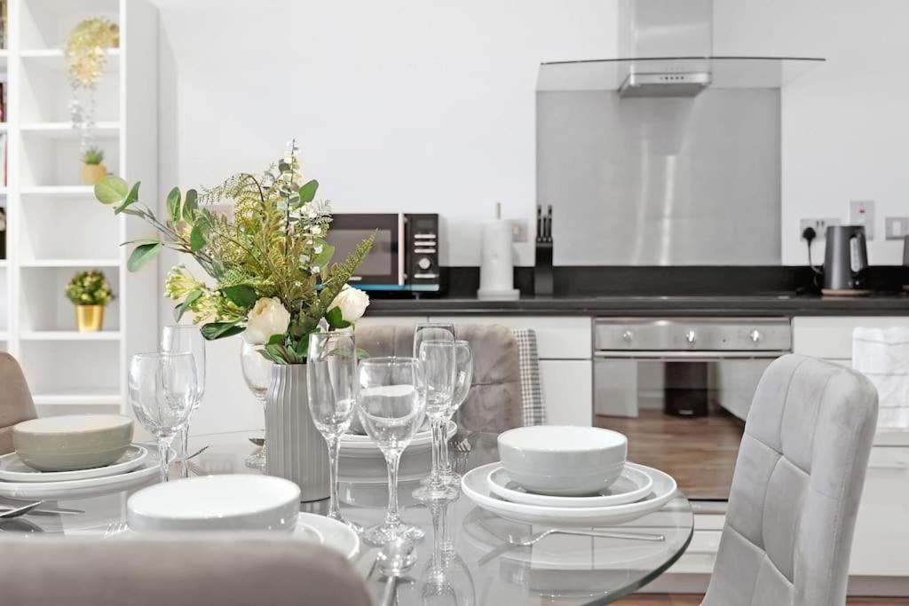 Spacious 2-bed Apartment Short Term Rental & Flexible Renting Canary Wharf!