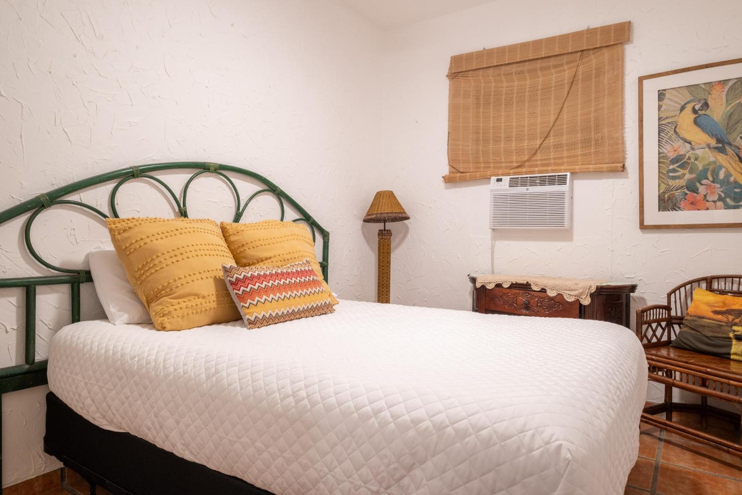 Beach Pad w Patio, walk to everything! GEN AC - 20 Down
