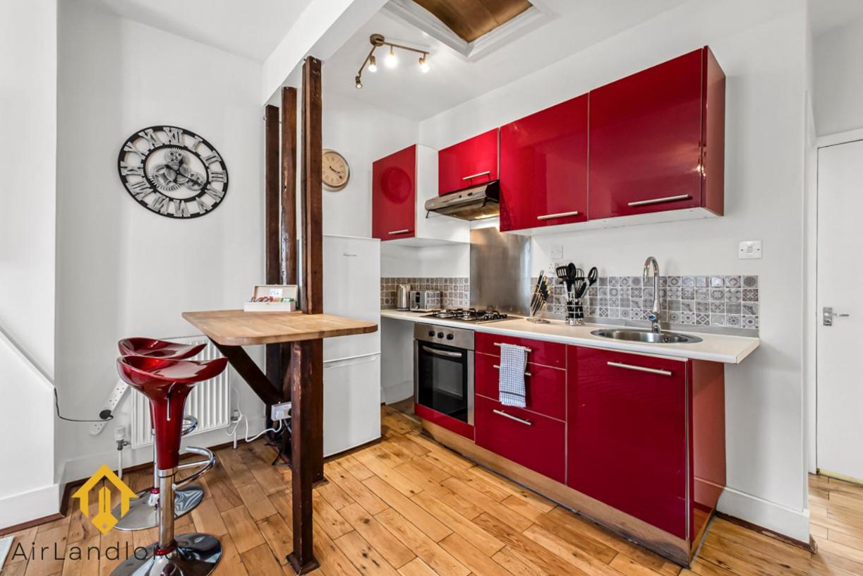 Fabolous 2 bedroom Flat near Westfield Shopping — kitchen