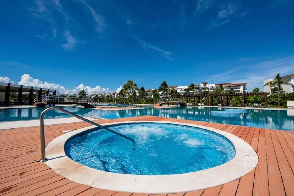 Oceanfront walkout pool Mareazul La Casa Bonita view 3