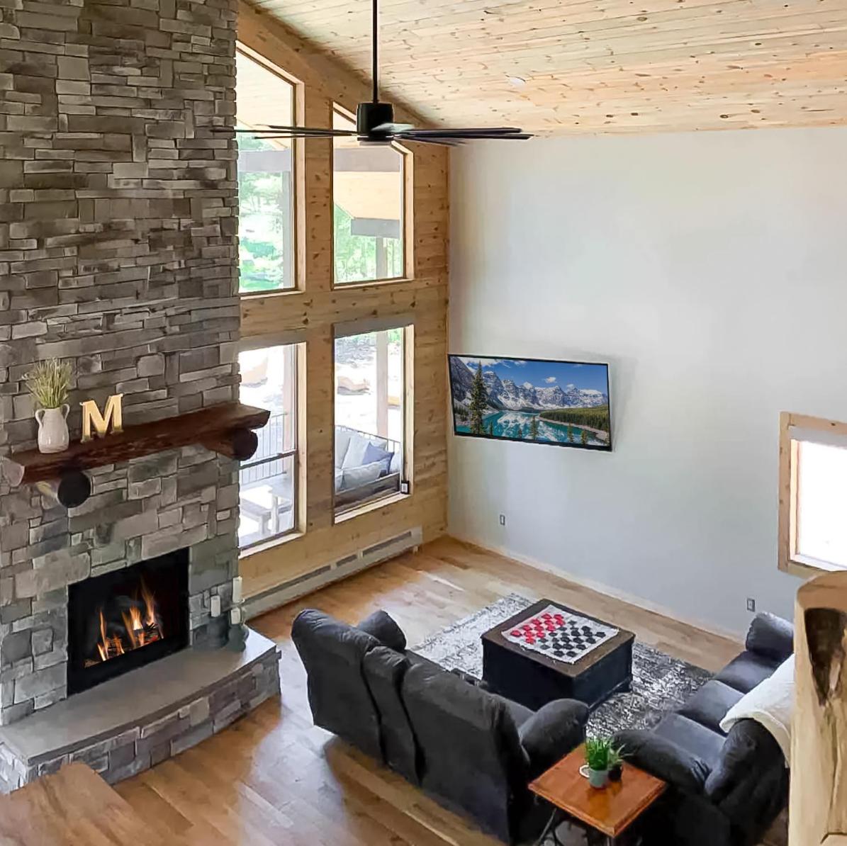 Cabin On The Rocks view 5