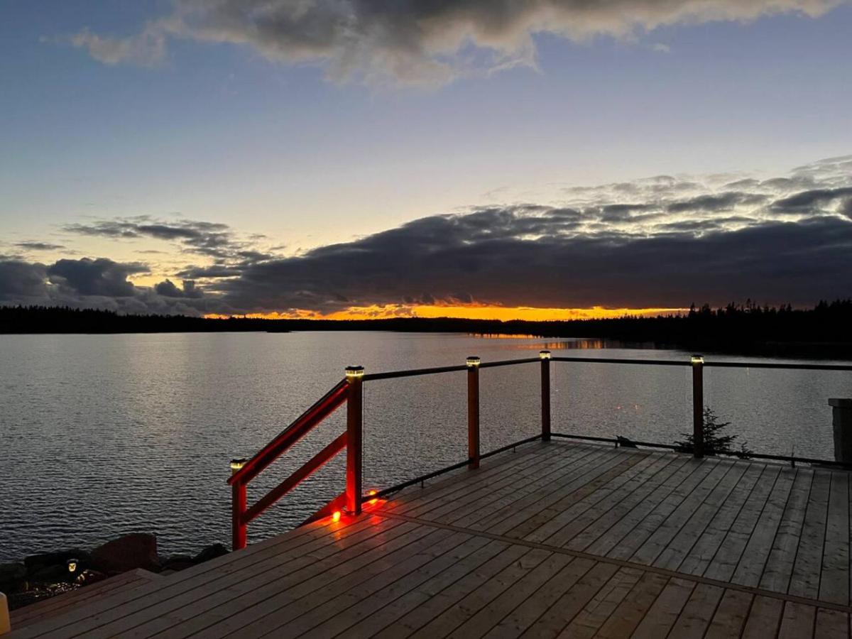 San Adaleida Lake House with Private Hot Tub Outdoor Shower Kayaks