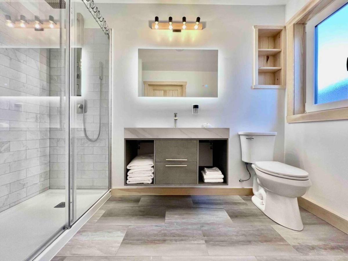 San Adaleida Lake House with Private Hot Tub Outdoor Shower Kayaks