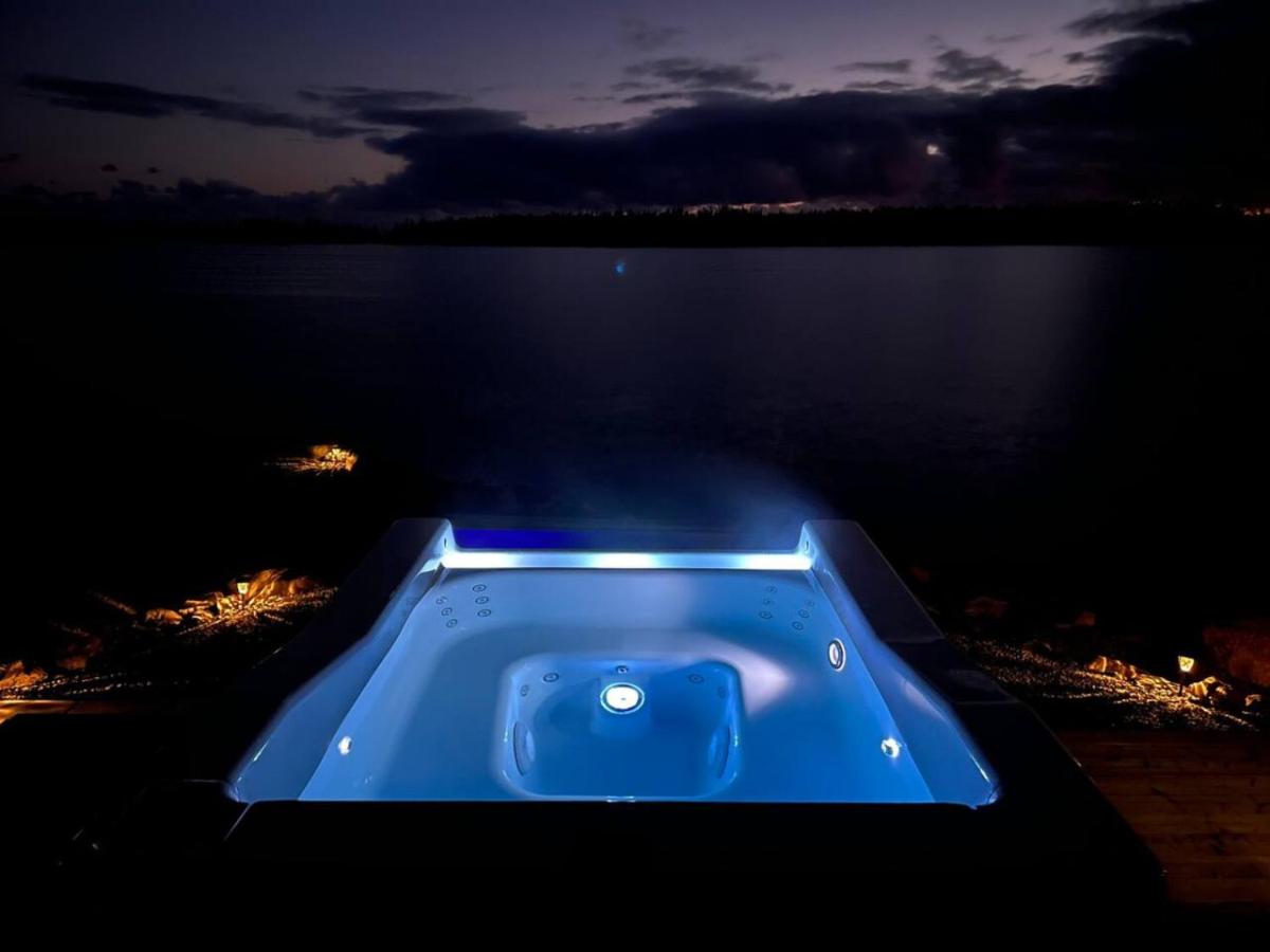 San Adaleida Lake House with Private Hot Tub Outdoor Shower Kayaks