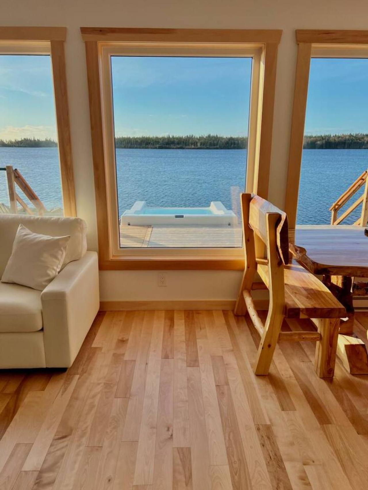 San Adaleida Lake House with Private Hot Tub Outdoor Shower Kayaks