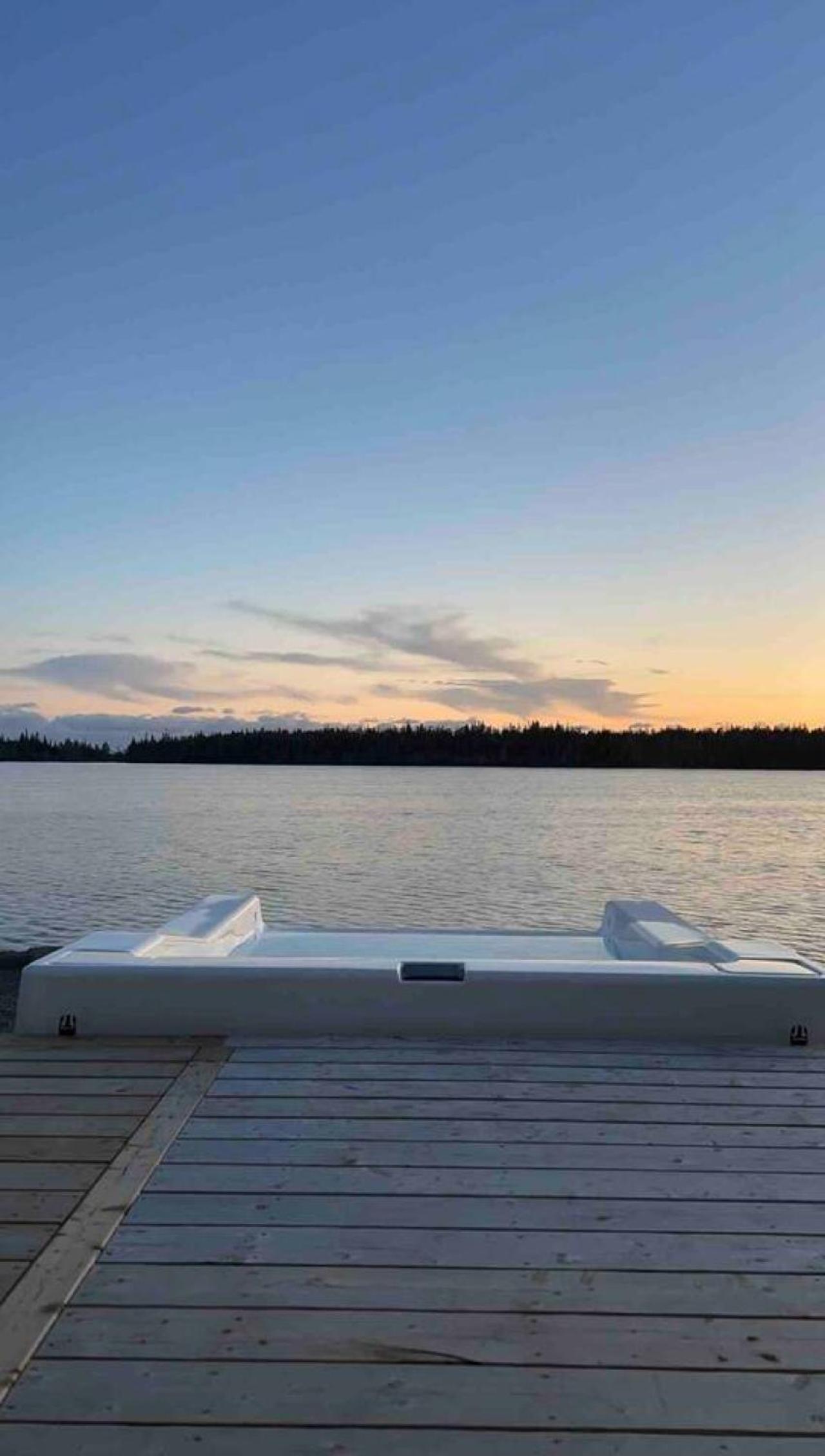 San Adaleida Lake House with Private Hot Tub Outdoor Shower Kayaks