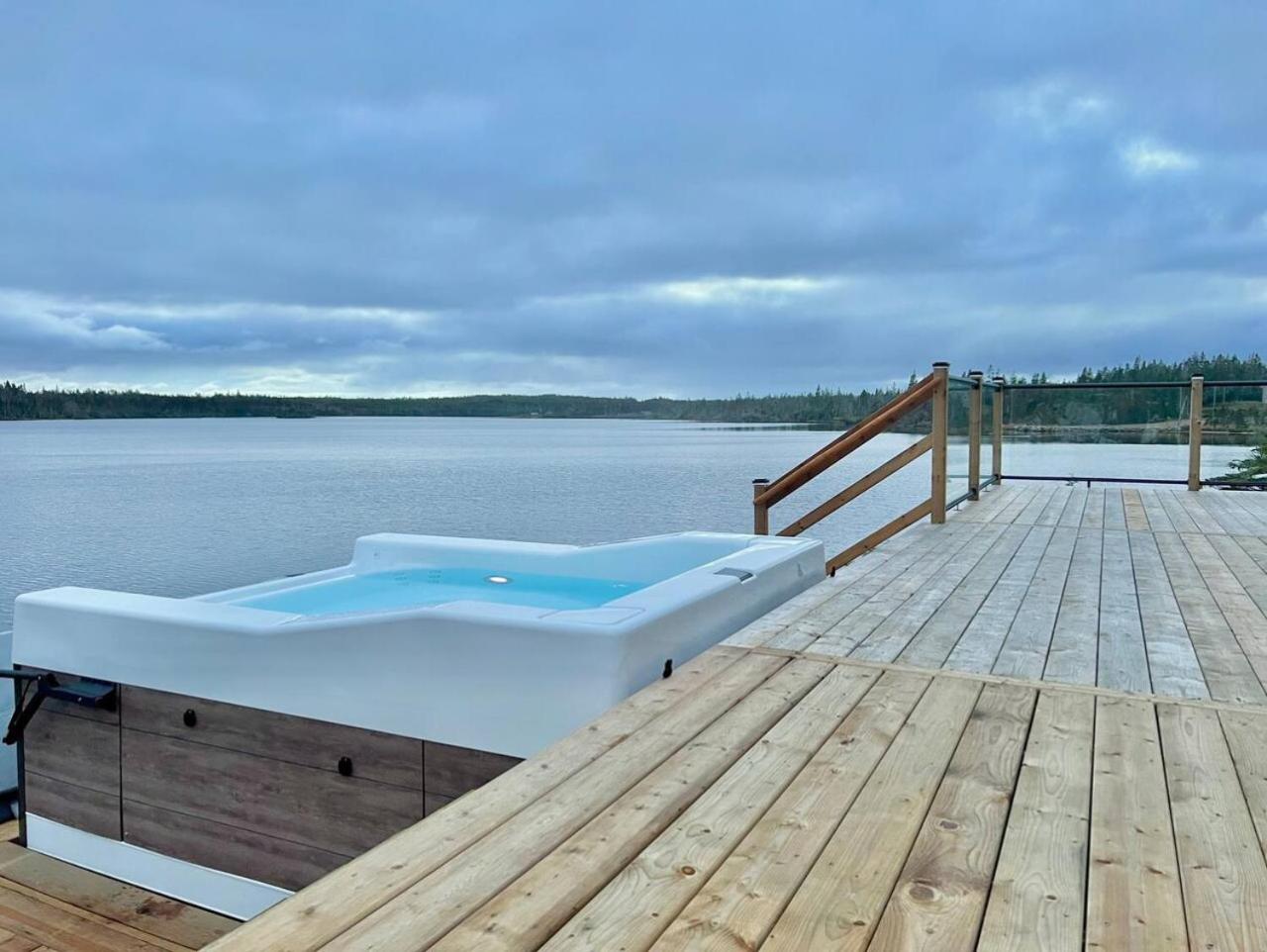 San Adaleida Lake House with Private Hot Tub Outdoor Shower Kayaks