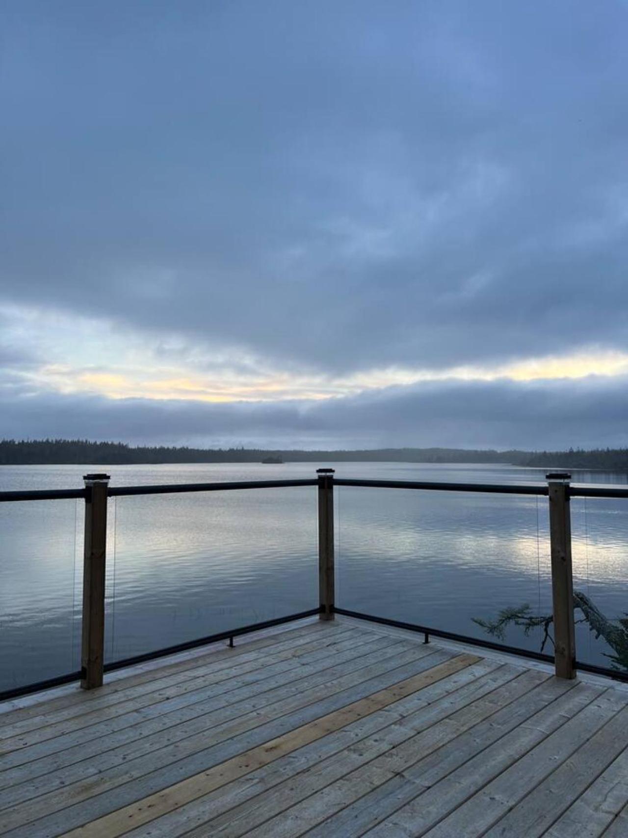 San Adaleida Lake House with Private Hot Tub Outdoor Shower Kayaks
