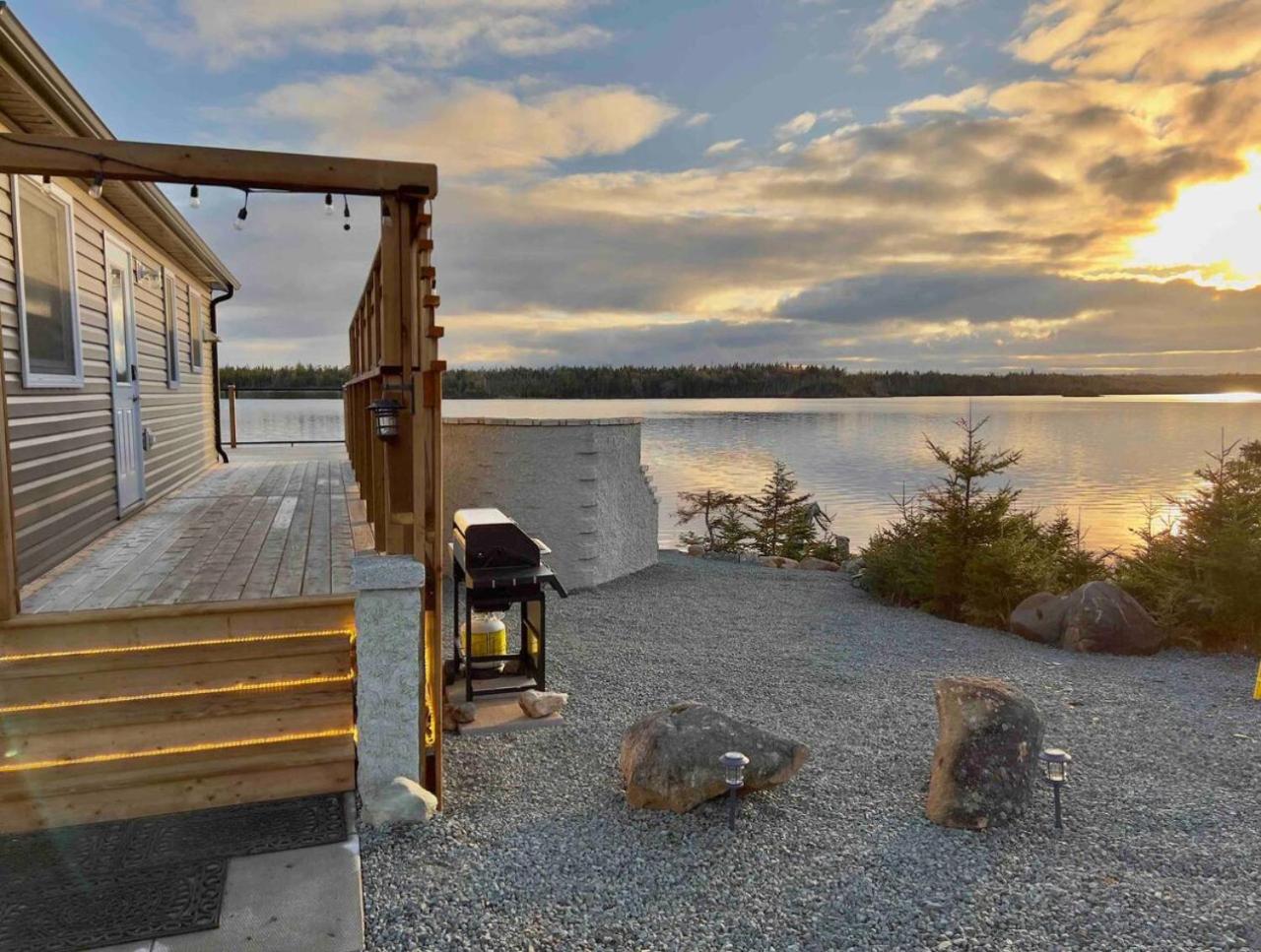 San Adaleida Lake House with Private Hot Tub Outdoor Shower Kayaks