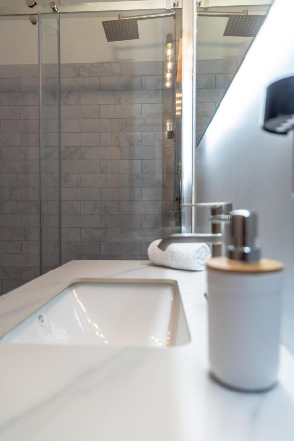 San Adaleida Lake House with Private Hot Tub Outdoor Shower Kayaks