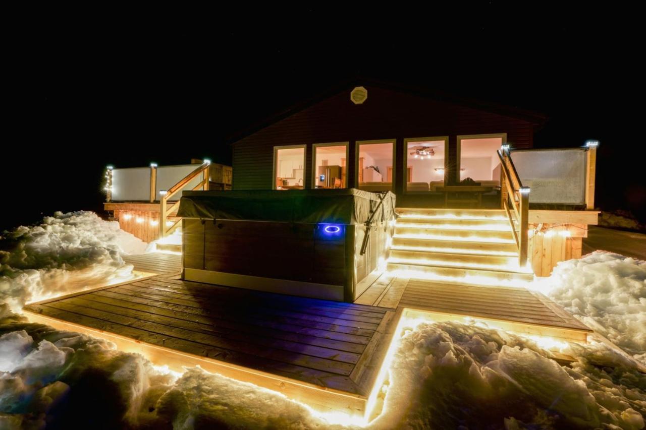 San Adaleida Lake House with Private Hot Tub Outdoor Shower Kayaks