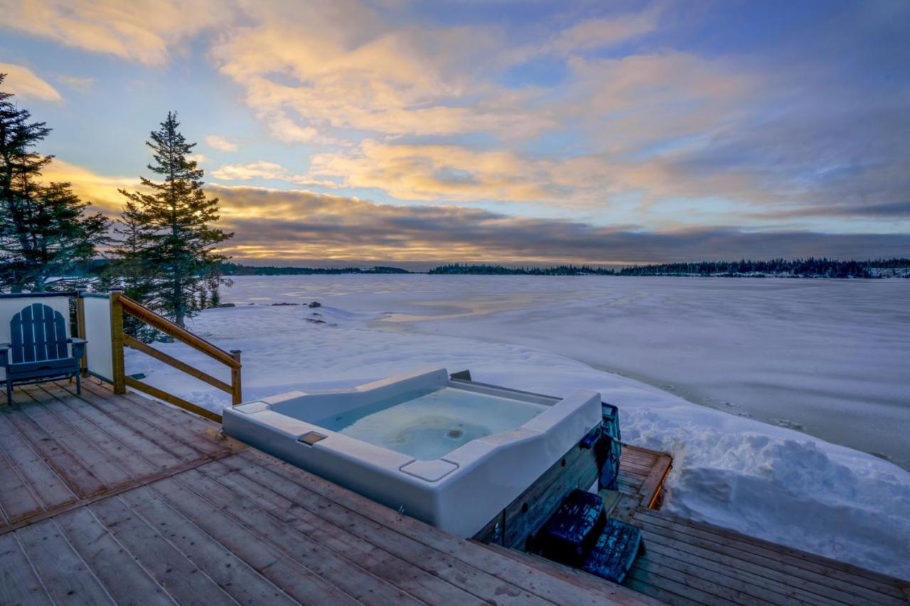 San Adaleida Lake House with Private Hot Tub Outdoor Shower Kayaks