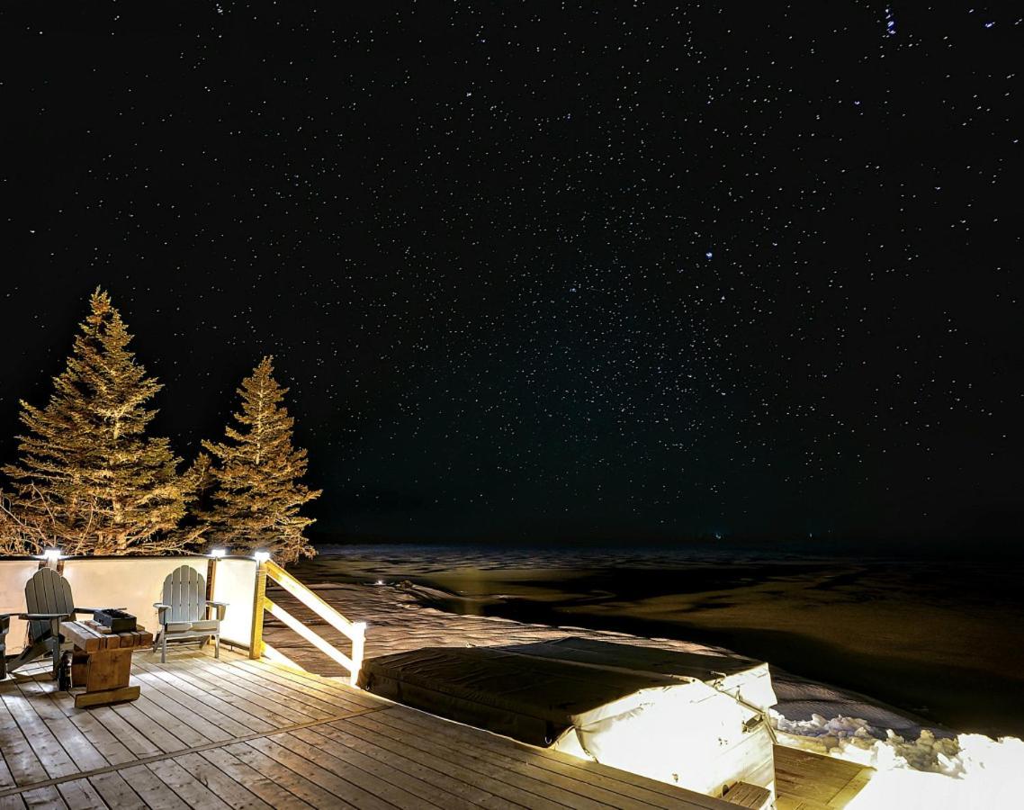 San Adaleida Lake House with Private Hot Tub Outdoor Shower Kayaks