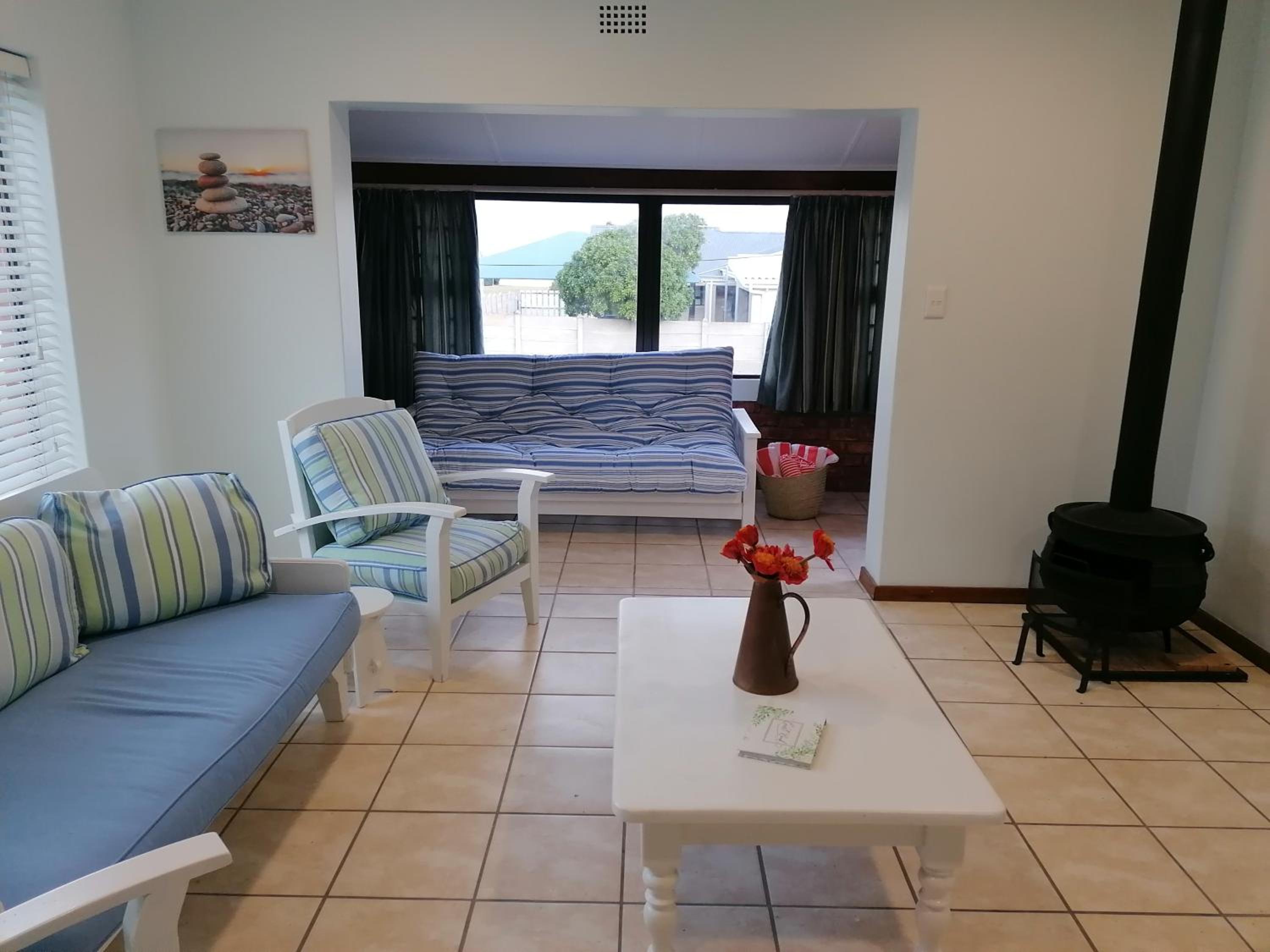 Travellers Treat - 6 Sleeper House just minutes from the beach! view 5