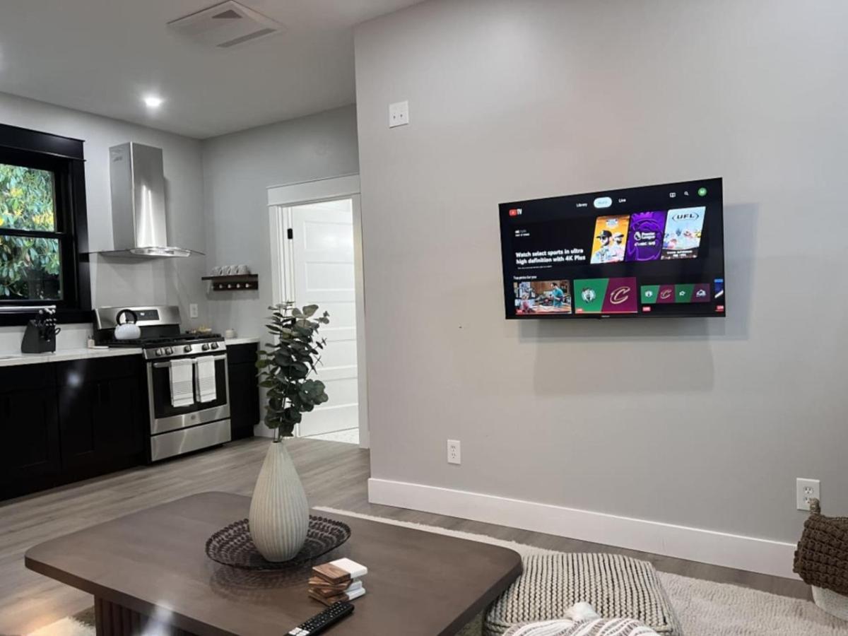 Albany Vacations - ADA Friendly and AC Little House on the Ferry - Property Image 4