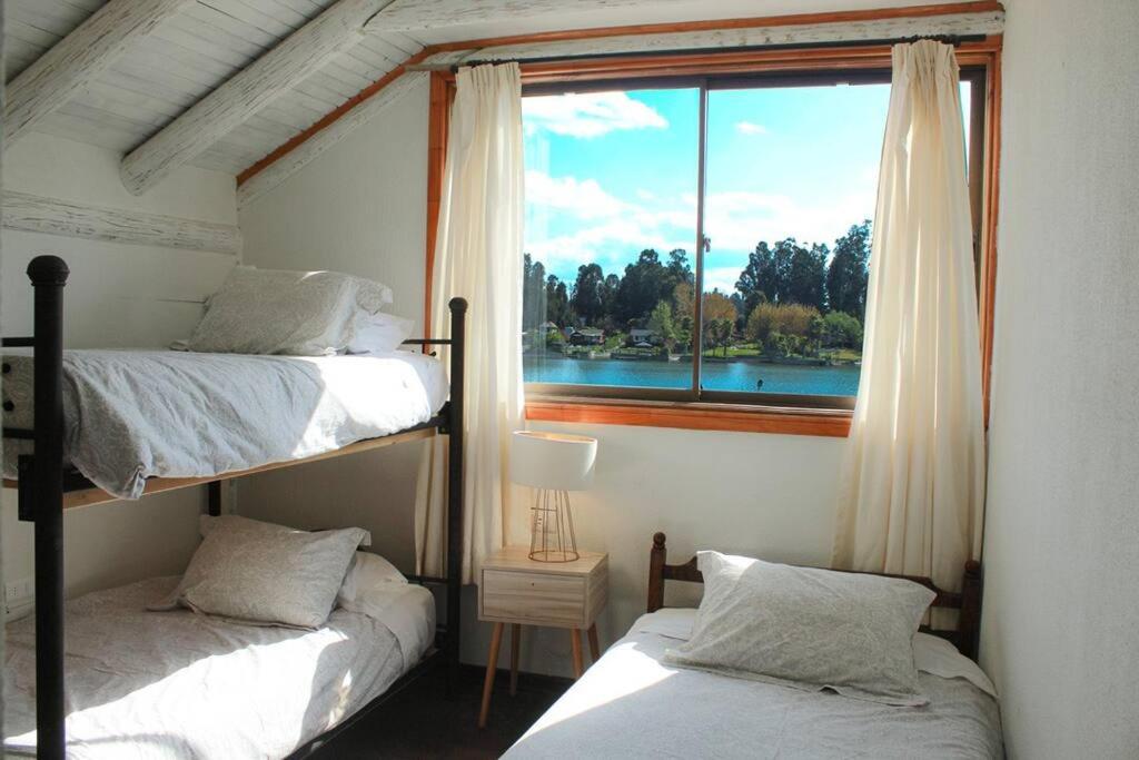 Lodge frente al lago con tina caliente privada