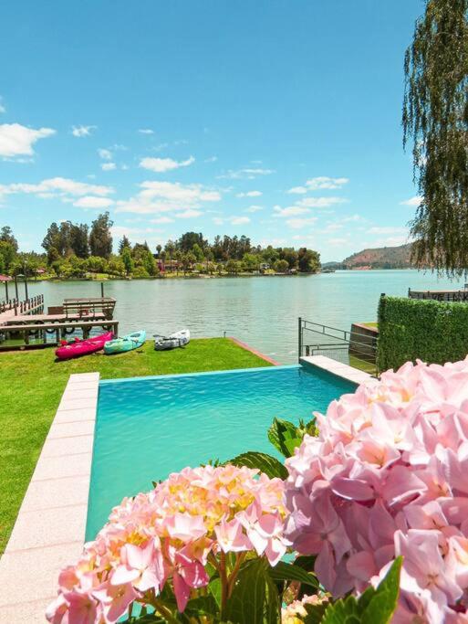 Lodge frente al lago con tina caliente privada