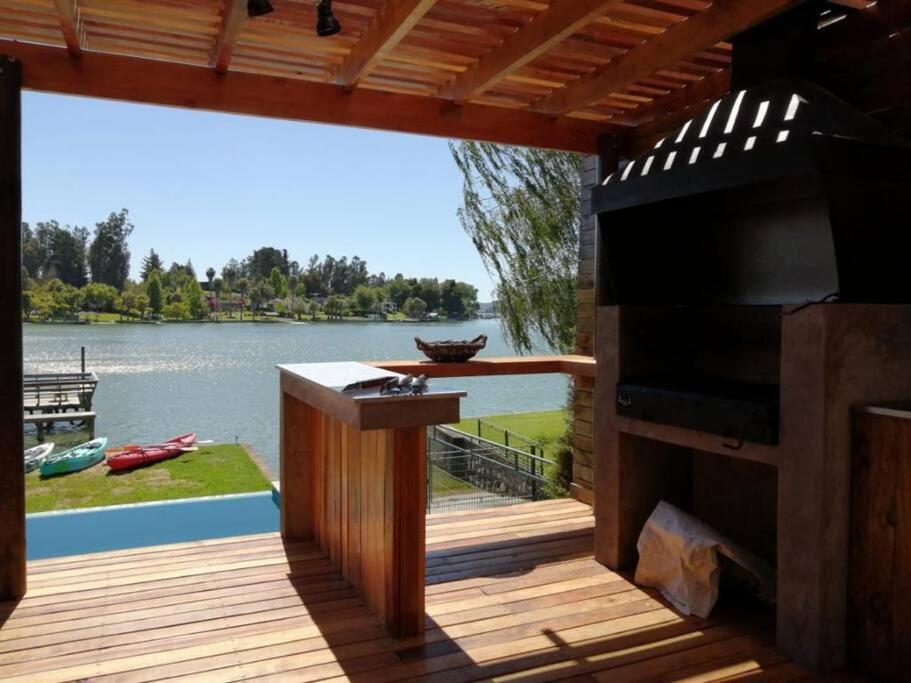 Lodge frente al lago con tina caliente privada